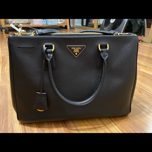 Black Saffiano Prada - medium size - Picture 2 of 12